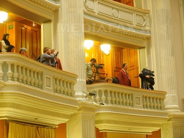 Băsescu, huiduit în timpul discursului din Parlament. Oameni aflați în balcoane au strigat "Demisia!" și "Regele Mihai"