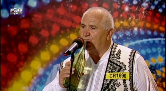 Românii au talent: olteanul care cântă la solniță, la nucă și la sticla de țuică (VIDEO)