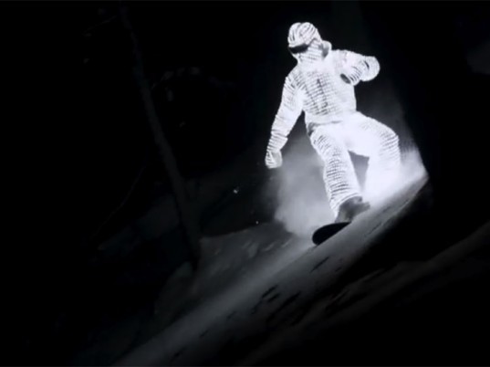 Spectacol la -25 de grade: snowboard nocturn în costum luminos (VIDEO)