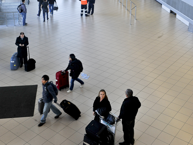 6 din 10 români s-ar muta în străinătate