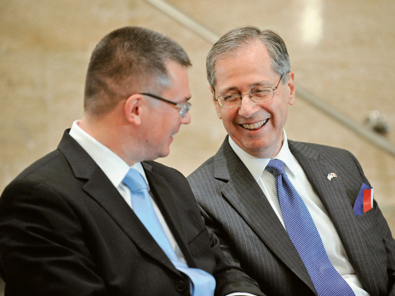Viitorul partid al lui Ungureanu. A fi sau a nu fi de dreapta