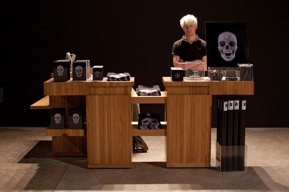 Cât costă un suvenir de la expoziția Damien Hirst din Londra (FOTO)