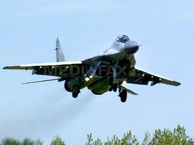 Mai multe consilii locale au primit din partea Guvernului avioane MIG, tancuri sau tunuri