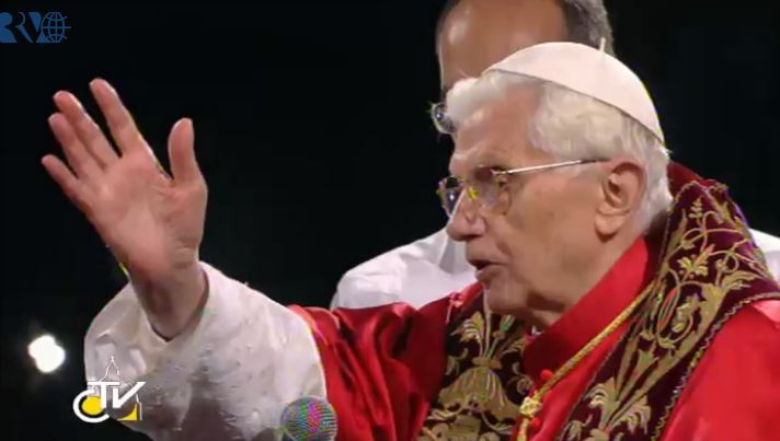 Papa Benedict la Colosseum:  Familiile sunt amenințate de șomaj și de efectele crizei (GALERIE FOTO)