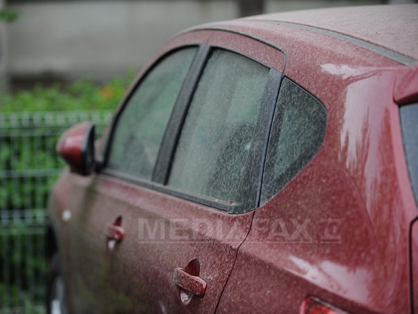 Oprescu îi contrazice pe meteorologi: Praful de pe străzi din ultimele zile nu vine din Sahara, ci din Bărăgan