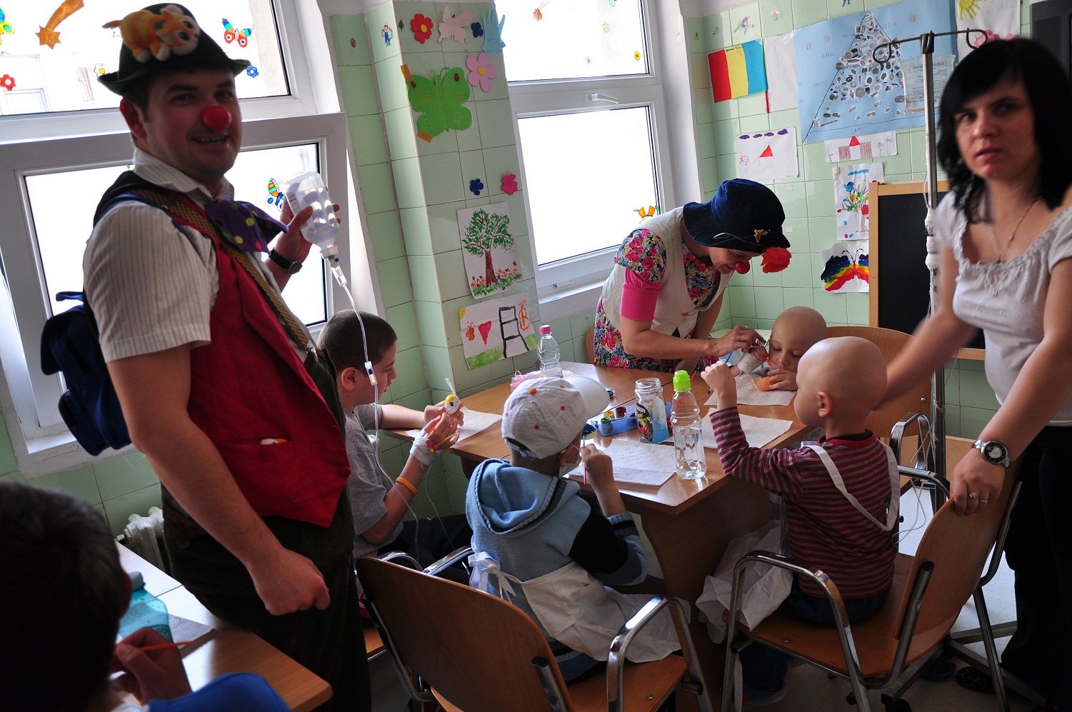 Copiii din spitalele de pediatrie incondeiaza oua pentru Paste (GALERIE FOTO)