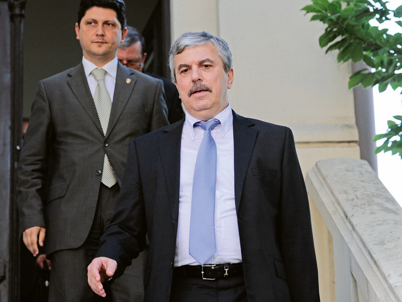 Jos Ungureanu! Jos Băsescu?