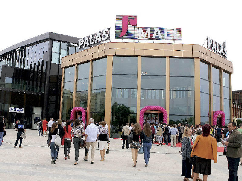 0-1 - meciul București-provincie la deschideri de malluri