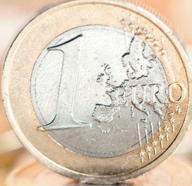 Găletușa, lopățica și euro de 5 lei