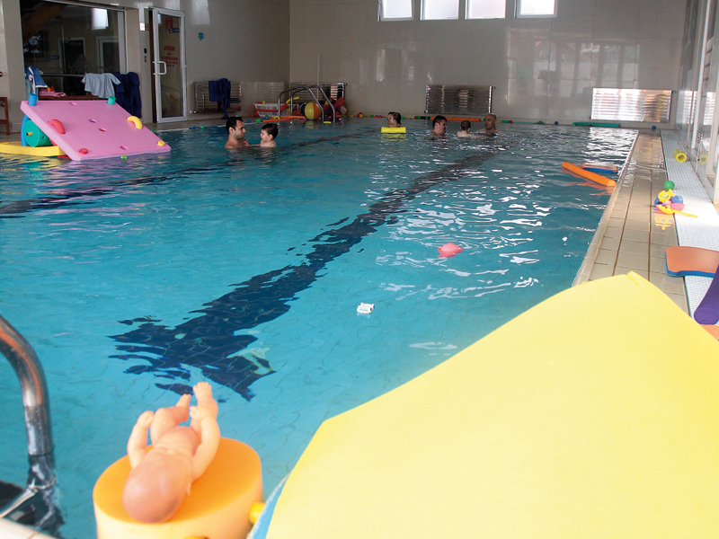 Baby spa - cursuri de înot pentru juniorii care învață să meargă