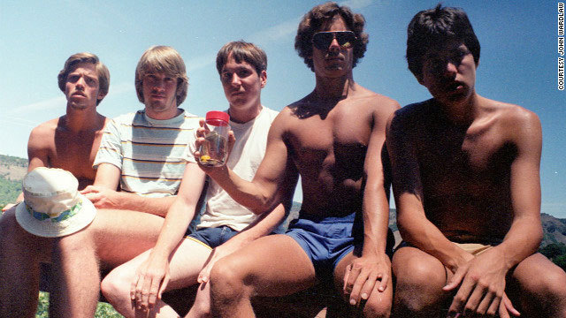 Cum arată azi prietenii care s-au pozat la fiecare cinci ani încă din 1982 (GALERIE FOTO)