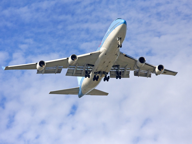 Câte avioane se află acum deasupra României - FOTO