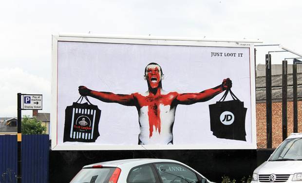 Arată mai bine așa? Panouri publicitare vandalizate de artiști stradali (GALERIE FOTO)