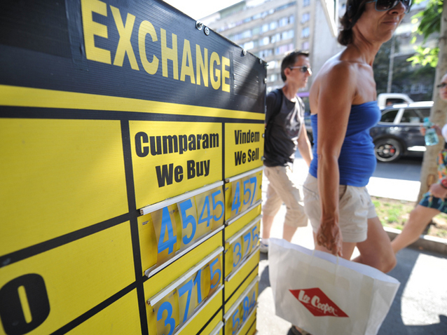 Cursul crește tensiunea importatorilor și a celor cu credite în euro