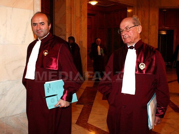 Parlamentul a votat ca avizul Curții Constituționale pe suspendare să fie dat până vineri la 12.00