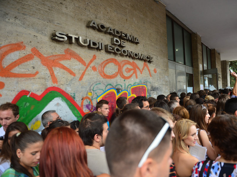 Înscriere cu îmbrânceli la ASE. Vezi aici cum se bat elevii să devină economiști sau bancheri