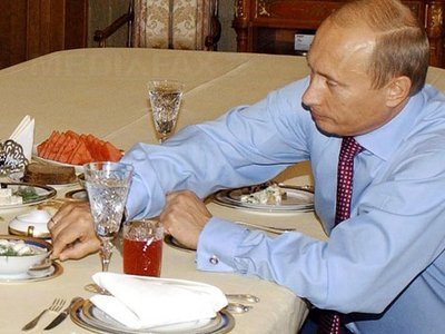Putin angajează degustători să-i guste mâncarea, ca să nu fie otrăvită