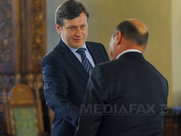 Crin Antonescu a preluat mandatul de președinte interimar. Traian Băsescu a plecat de la Cotroceni, la volanul Loganului
