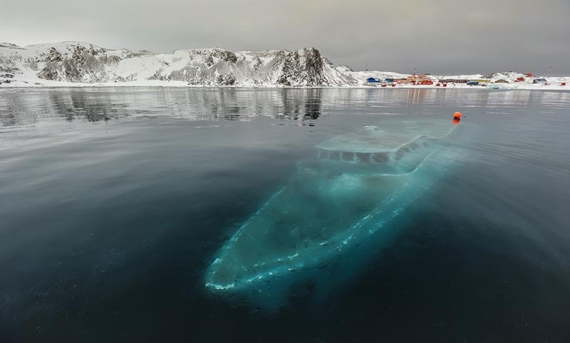 Fotografia zilei – imaginea excepțională a unui vas scufundat în Antarctica