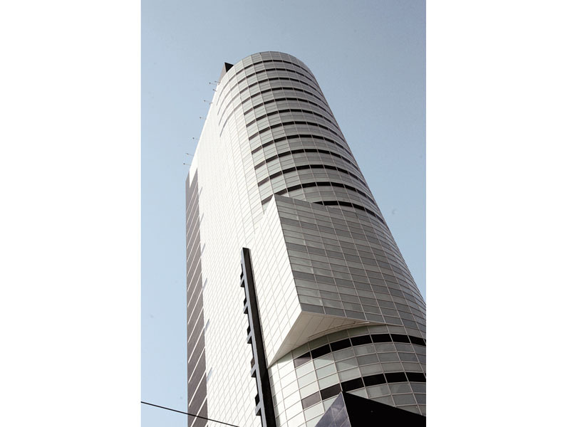 Turnul „fantomă“ din Piața Victoriei, vândut pentru 50 mil. euro către doi investitori