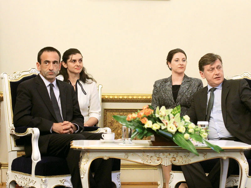 Dilema politicienilor: a coabita sau a nu coabita