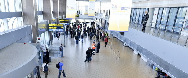 Cât câștigă pe lună directorii de la aeroportul Otopeni, responsabili pentru dezastrul de la taxiuri, la terminalul "Sosiri"
