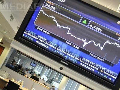 Cursul a scăzut sub 4,56 lei/euro. Dealerii cred că BNR continuă să intervină indirect