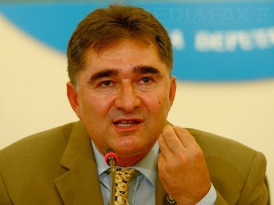Ioan Ghișe s-a plimbat în jurul Palatului Cotroceni cu pancarte pe corp: "Poporul a decis, Băsescu e demis"