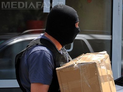 Percheziții în cinci județe la membrii unei grupări care fura bani de pe carduri din SUA