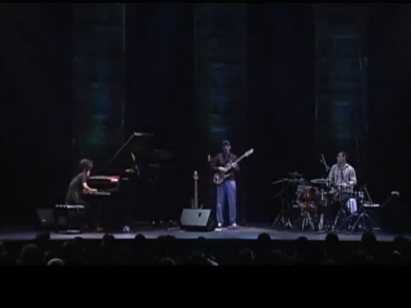 Cântecul zilei: Hiromi Uehara Old Castle, By the River, In the Middle of a Forest live