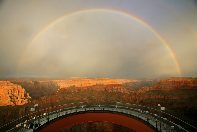 Poza zilei: Curcubeul de la Grand Canyon Skywalk