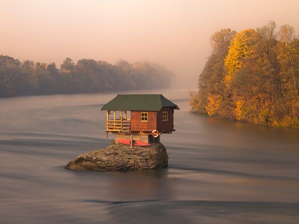 Poza zilei: casa de pe râu
