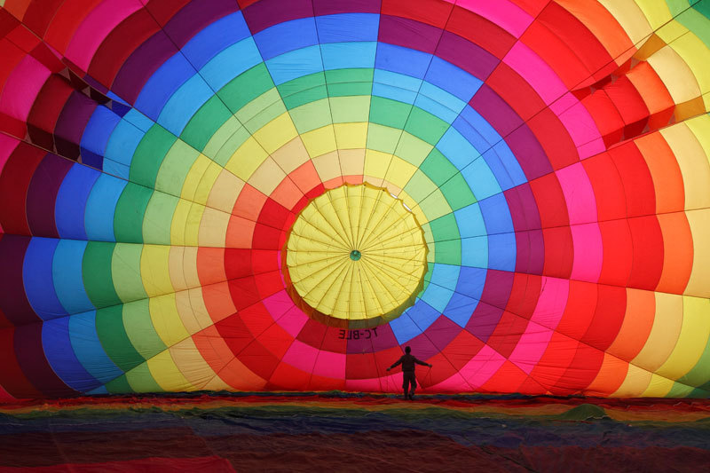 Poza zilei: umflarea unui balon cu aer cald