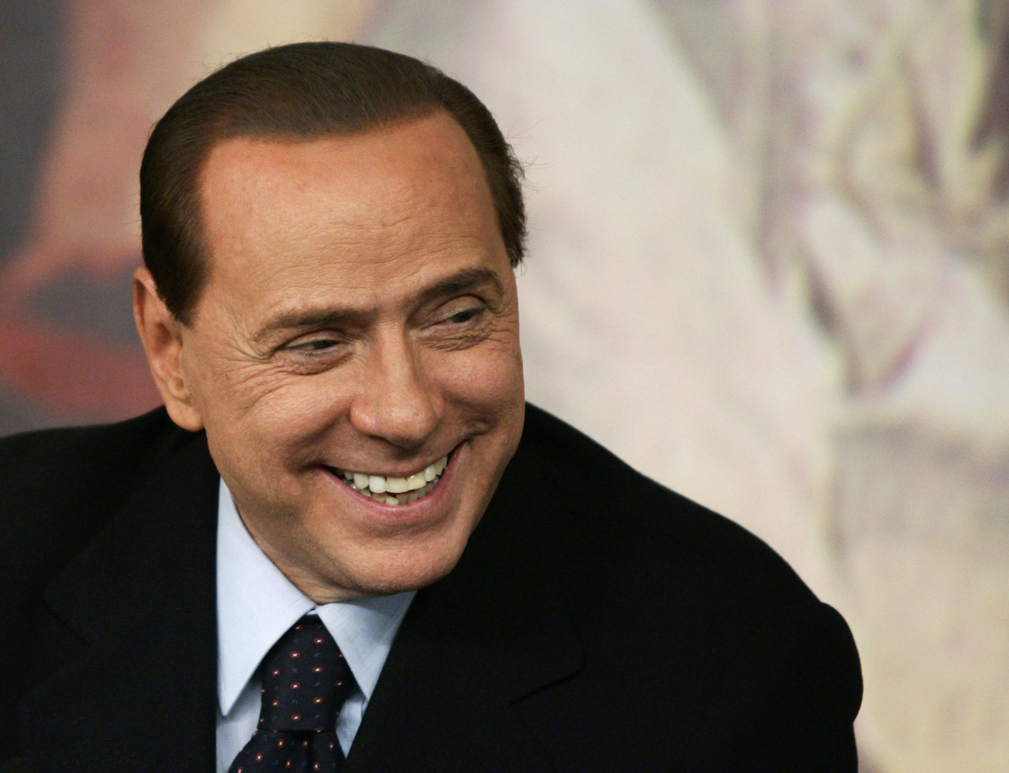 Berlusconi își vinde cuibușorul de nebunii cu jumătate de miliard de euro (GALERIE FOTO)