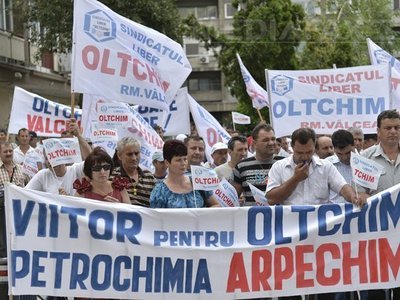 Noi proteste la combinatul Oltchim Râmnicu Vâlcea. Angajații cer demisia liderului sindical