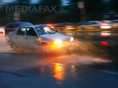 Ploaia îngreunează circulația în Capitală. Pasajul Unirii a fost închis timp mai multe ore