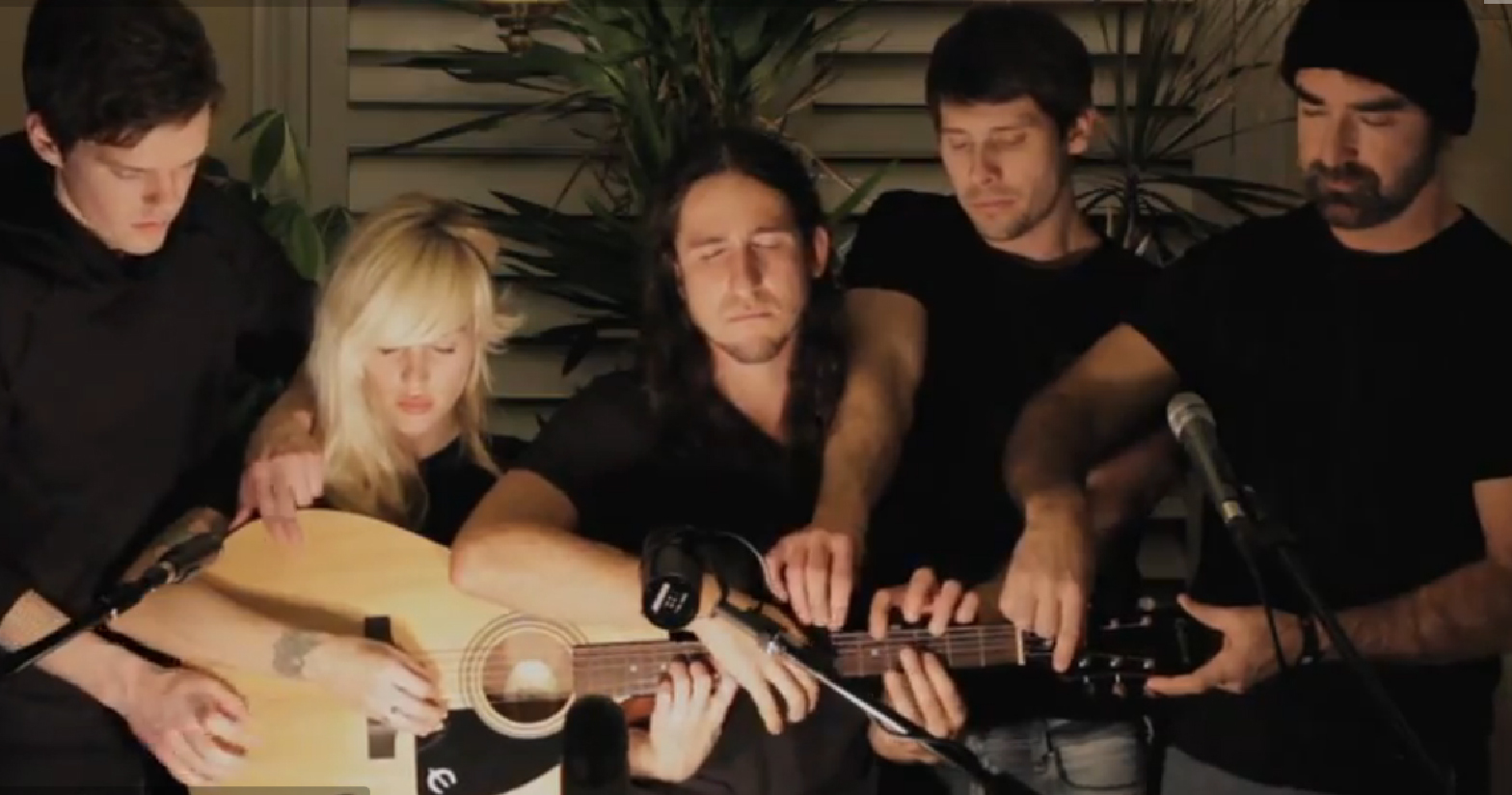 Melodia zilei: “Somebody that I used to know” cântată la o chitară și 10 mâini