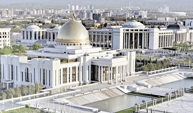 Călătorie în timp în Turkmenistan. Rata șomajului depășește 50%, liderul își construiește statui să se învârtă după soare, iar rezervele de gaz pot încălzi toată Europa