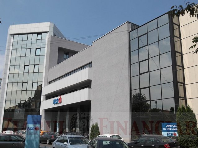 Mai mult de un sfert din creditele de 55 de miliarde de lei acordate de BCR sunt neperformante