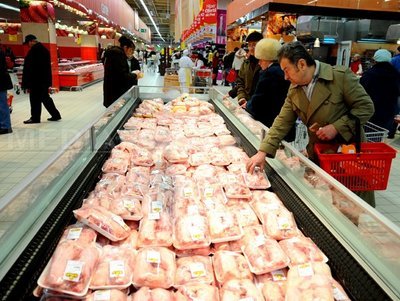 Belarusul interzice temporar importurile de pui din România