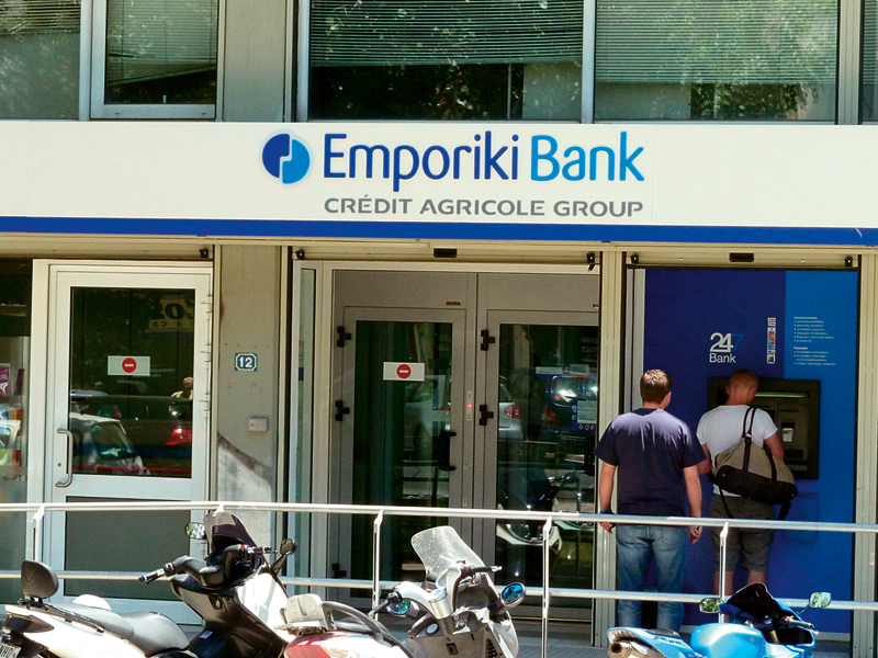 O bancă vândută pe un euro