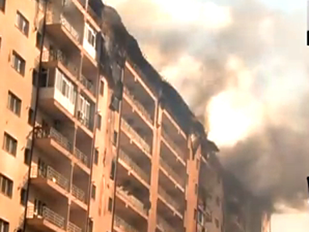 INCENDIU PUTERNIC într-un complex rezidențial din București. Pompierii intervin la fața locului cu cinci autospeciale