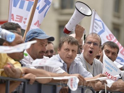 Peste 500 de salariați s-au adunat la Oltchim, așteptând revocarea conducerii sindicatului