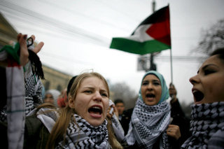 AFP: Mulțimea aclamă la Ramallah votul privind Palestina, marcat cu tiruri de armă în aer