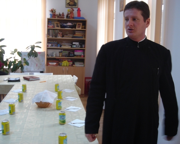 EI MERITĂ ROMÂNIA. Manuel Radu, preotul care la 36 de ani crește copiii săraci din Urlați: "Am vrut să cer eu, nu ei. Așa am devenit cerșetorul copiilor". VIDEO