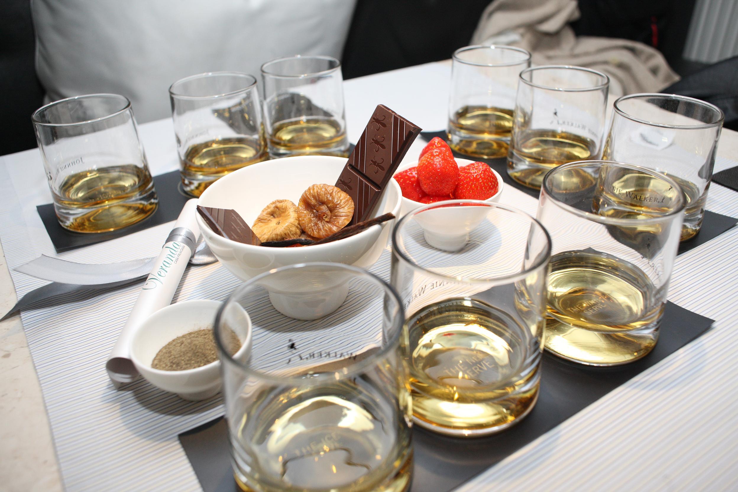 Johnnie Walker cu baston și joben la petrecerile amatorilor de whisky