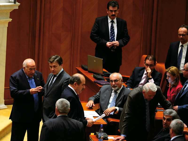 Micile vise de mărire ale clasei politice