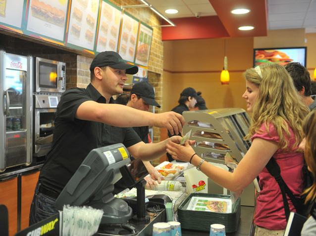 Coadă de până la 50 de persoane pentru sandwich-uri cu reducere la Subway Pipera