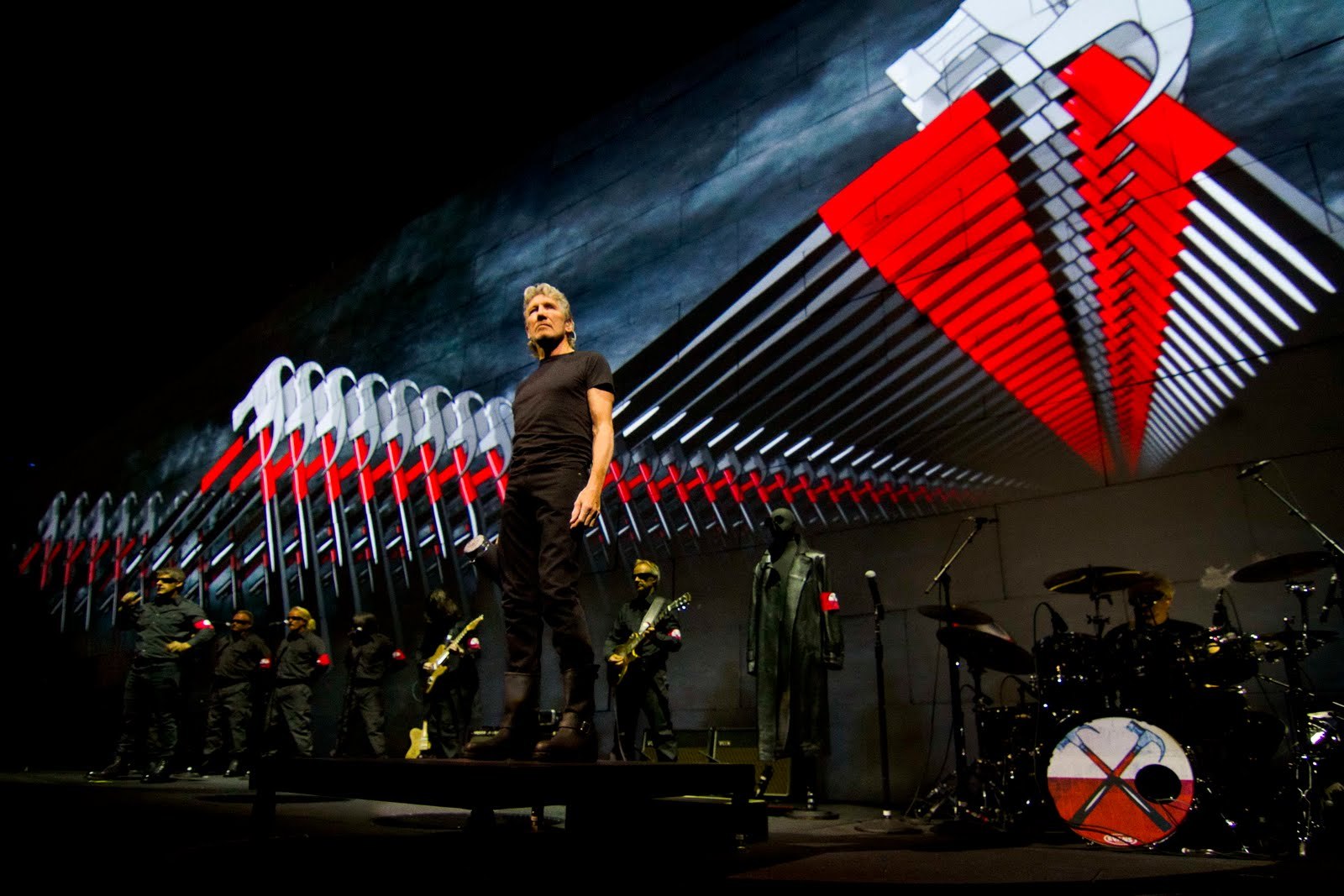 Roger Waters aduce in Romania super-productia The Wall