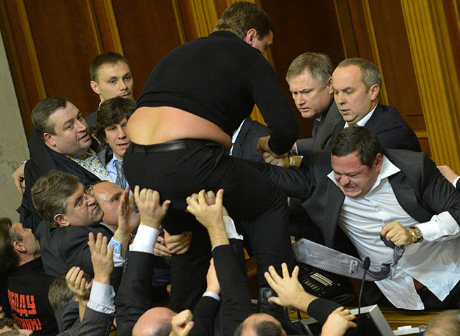 Bătaie în Parlamentul ucrainean – GALERIE FOTO SI VIDEO